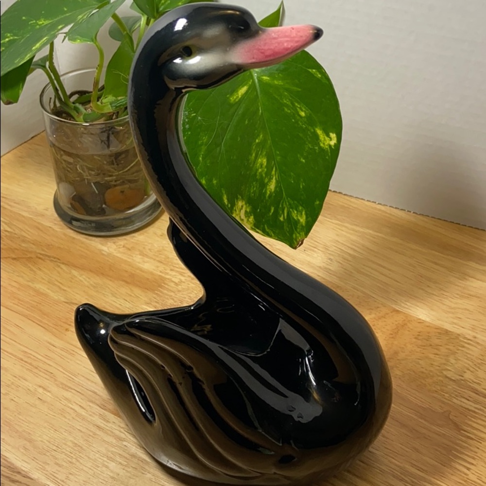 Black Swan Planter w/pink bill
